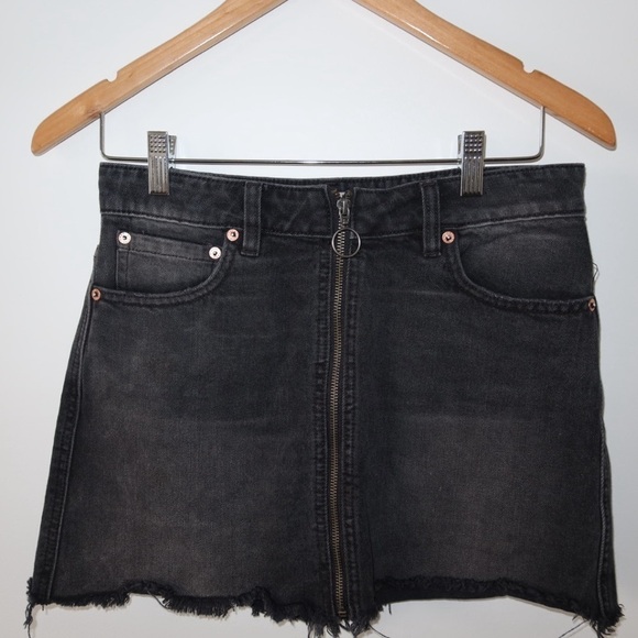 We The Free x Free People Black Denim Raw Hem Zip Up Mini Skirt Size 27 - Picture 2 of 5